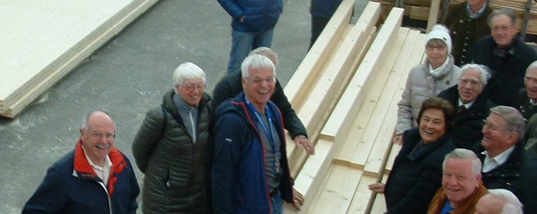<p>Der Bayernbund Kreisverband Rosenheim besuchte die Holzbaufirma Peter Aicher in Holzham bei Halfing.</p>