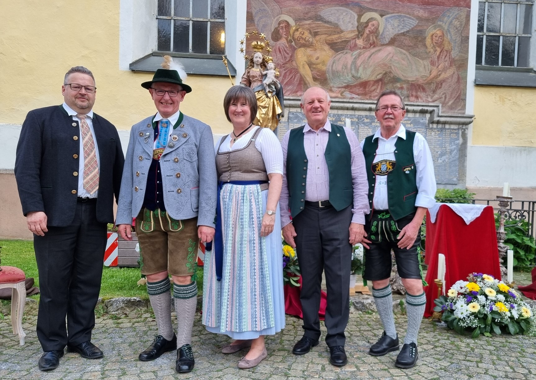 <p><b>Vorstandschaft des Bayernbund-Kreisverband Rosenheim e.V.</b><br />
v.l. Norbert Zehrer (Stellv. Vorsitzender), Manfred Karl (2. Schriftführer und Beisitzer Innthal), Sabine Karl (Schriftführerin), Christian Glas (Kreisvorsitzender) und Sepp Höfer (Stellv. Vorsitzender und Schatzmeister)</p>
