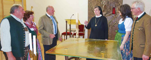 <p><b>Bayernbund lässt sich von Äbtissin Johanna Mayer die Chorkapelle erläutern. </b><br />
Von links: Hans und Maria Glas, Christian Glas (1. Vorsitzender), Äbtissin Johanna Mayer, OSB sowie Sabine Karl (Schriftführerin) und Manfred Karl. Foto: Hötzelsperger</p>