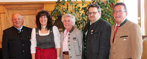 <p><b>Vorstandschaft des Bayernbund-Kreisverband Rosenheim e.V.</b><br />
v.l. Christian Glas (1. Vorstand), Sabine Karl (Schriftführerin), Elfriede Göppelhuber (Stell. Vorsitzende und Ehrenmitglied), Norbert Zehrer (Stellv. Vorsitzender) und Sepp Höfer (Stellv. Vorsitzender und Schatzmeister). Foto: P. Strim</p>