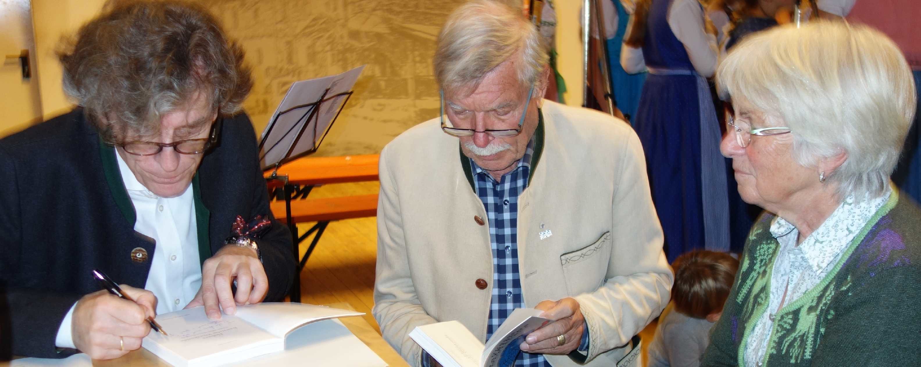 <p>Ein musikalischer Spaziergang durch die Heimatsprache Altbaierns mit Gerald Huber<br />
Foto: Hötzelsperger A.</p>
<div id="OKAYFREEDOM_INJECTED" style="display: none;"></div>
<p> </p>