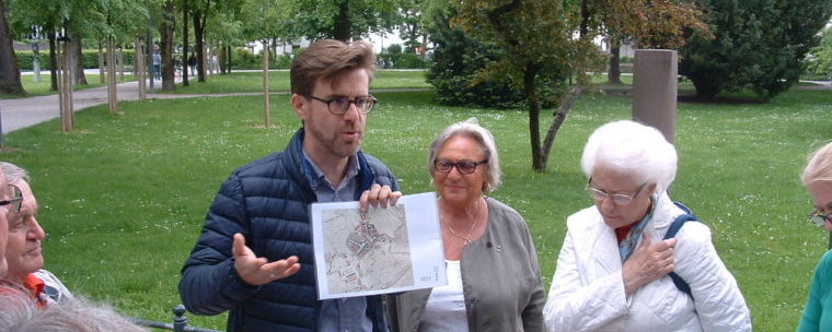 <p>Der Leiter des Stadtarchives und Stadtheimatpfleger von Rosenheim Karl Mair bei der Führung im Salingarten</p>