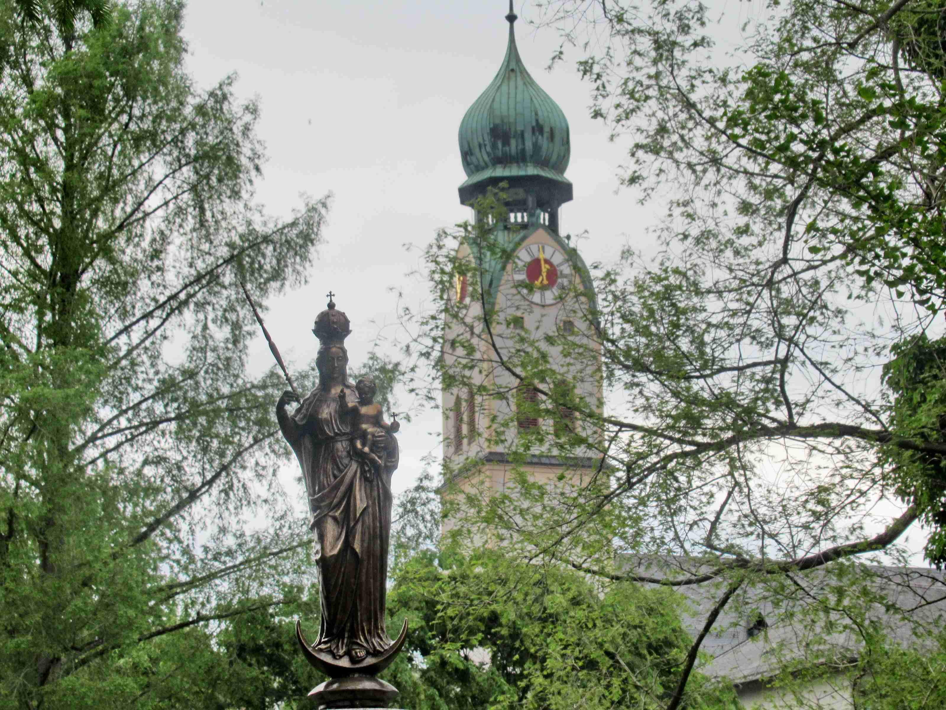 <p>Unsere Patrona Bavariae im Riedergarten in Rosenheim</p>
