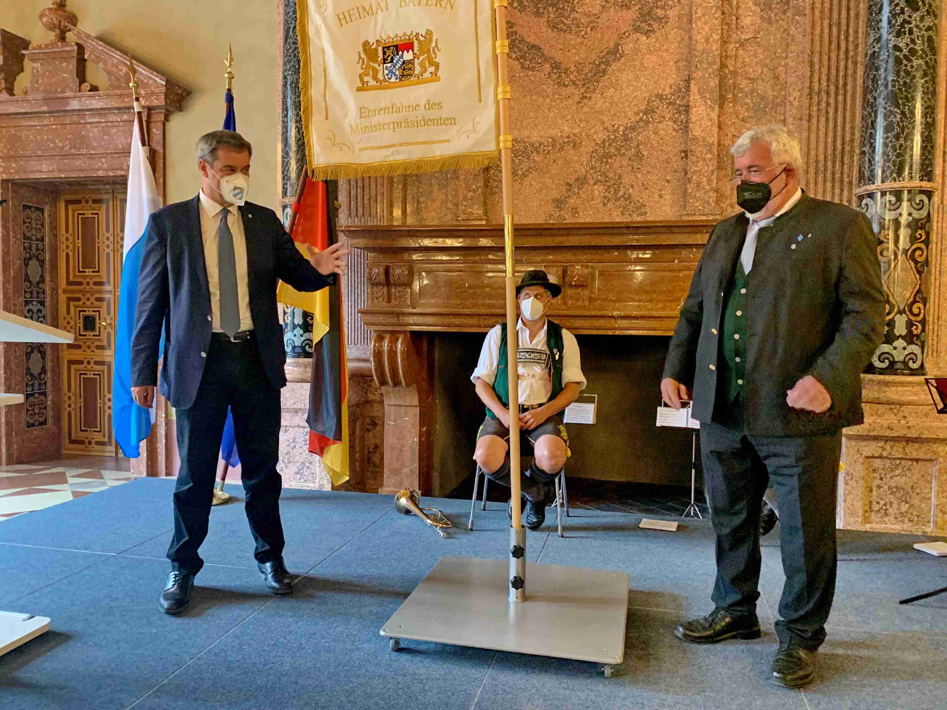 <p>Übergabe der Ehrenfahne des Ministerpräsidenen Markus Söder an Landesvorsitzenden Sebastian Friesinger</p>