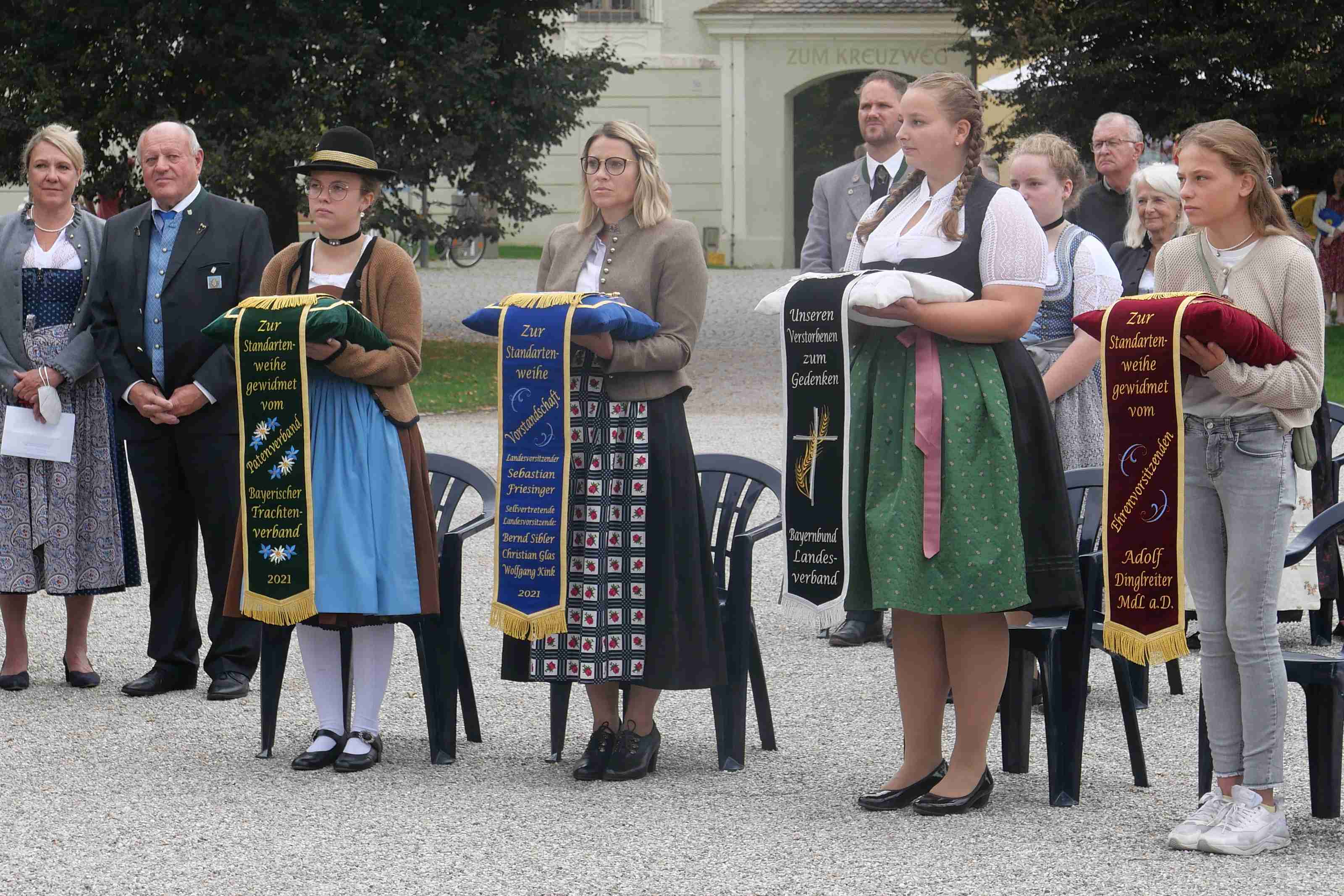<p>Die Fahnenbänder bei der Fahnenweihe in Altötting wie folgt:</p>
<p>Bayerischer Trachtenverein als Patenverein, Vorstandschaft vom Bayernbund, das Trauerband für die verstorbenen Mitglieder, Ehrenvorstand Adolf Dinglreiter v.l.</p>