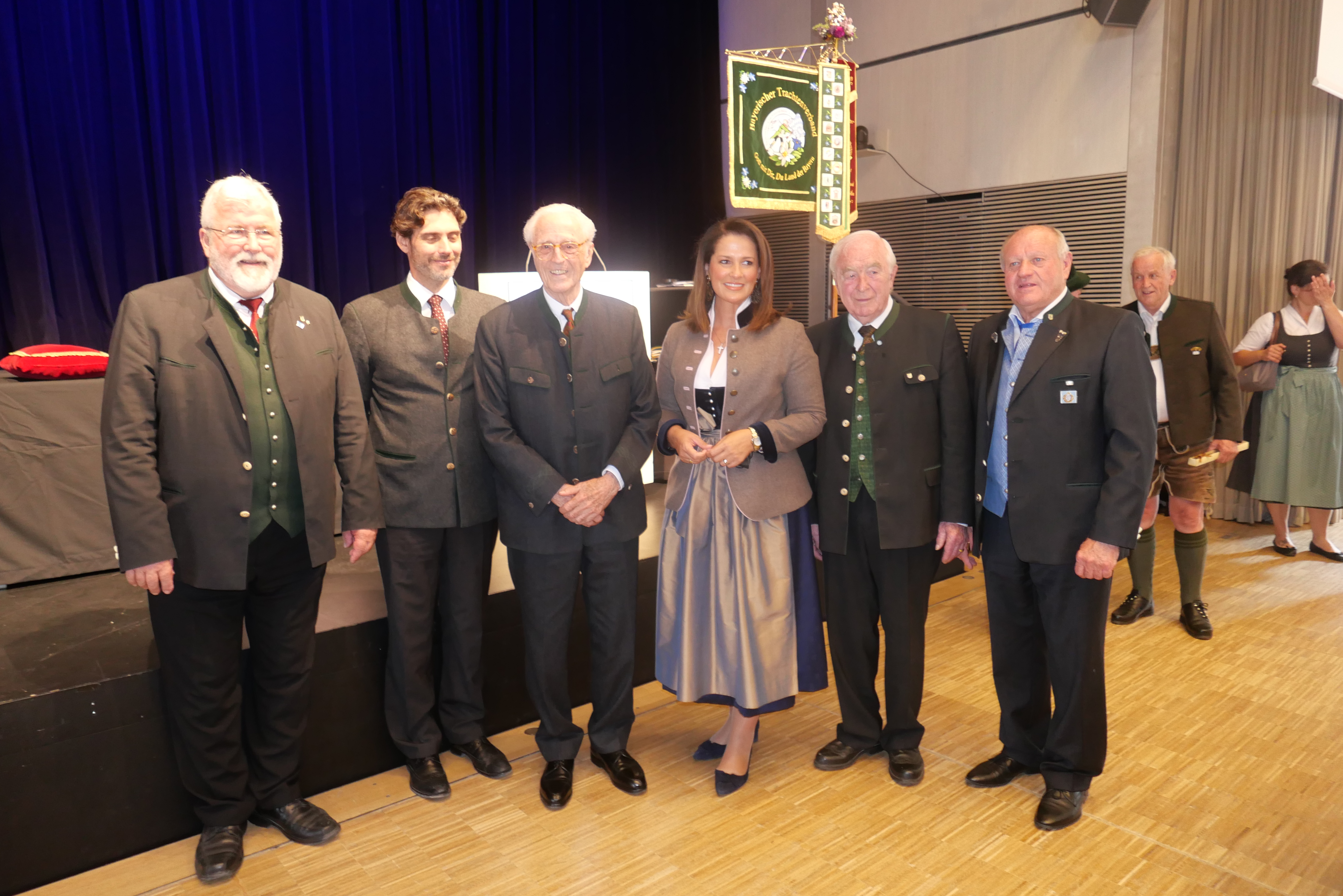 <p>Jahreshauptversammlung 2021 in Altötting</p>
<p>Sebastian Friesinger, Prinz Ludwig von Bayern, Herzog Franz von Bayern, Landwirtschaftsministerin Michaela Kaniber, Ehrenvorsitzender Adolf Dinglreiter, Christian Glas v.l.</p>