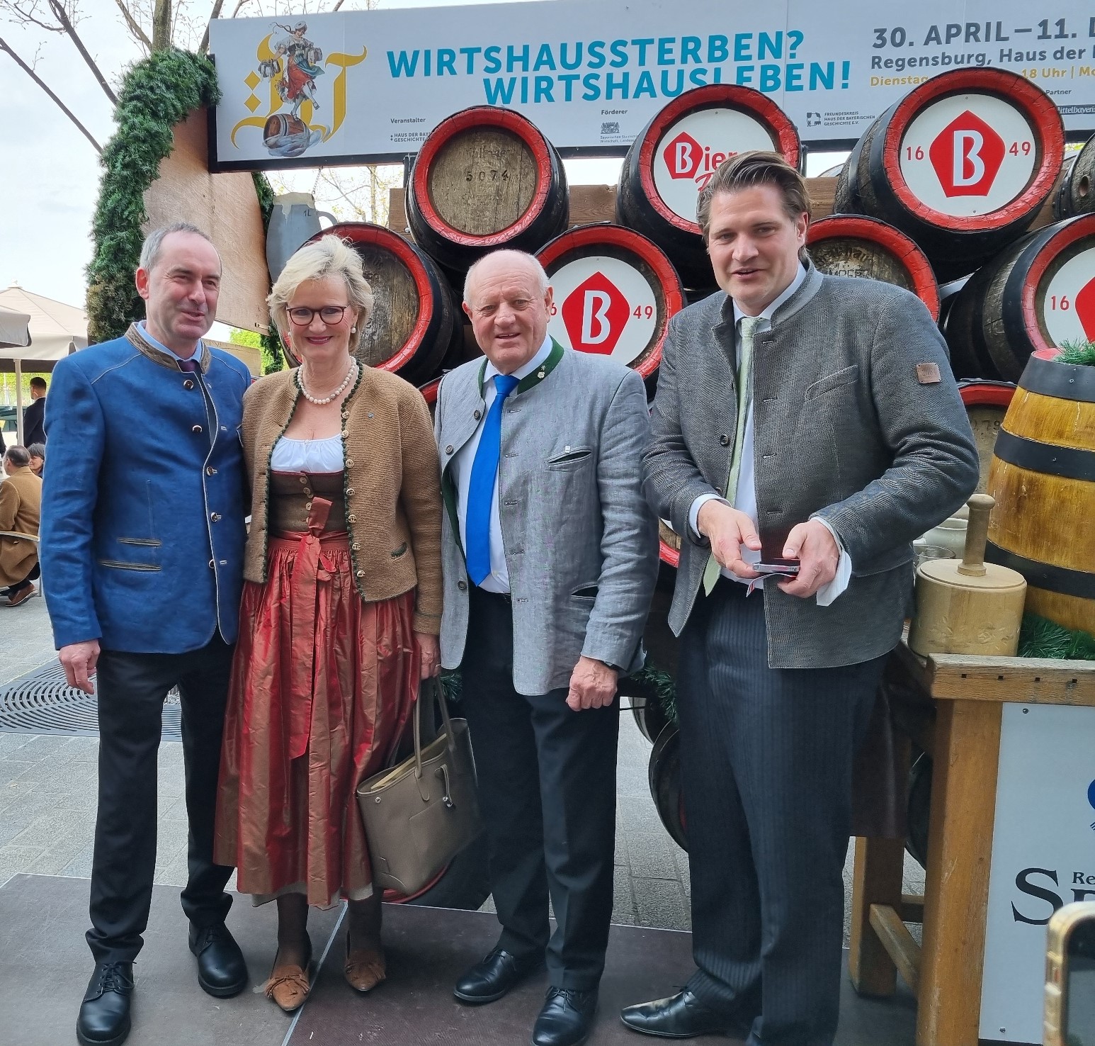 <p>Christian Glas mit Minister und Bayernbundmitglied Hubert Aiwanger, sowie Angela Inselkammer und Thomas Geppert von der DEHOGA</p>